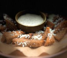 Гренки с пармезаном и чесночным соусом