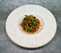 Картофель жаренный с шампиньонами и пудрой из лесных грибов