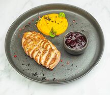 Утиная грудка с кремом из батата и соусом из клюквы и жимолости