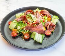 Салат с брискетом из говядины, свежими овощами и печеным картофелем