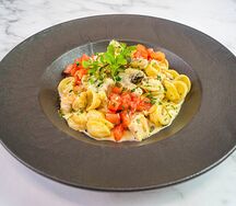 Орекьетте с индейкой, шампиньонами и трюфельным маслом