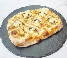 Фокачча с трюфельной пастой, грибами и рукколой