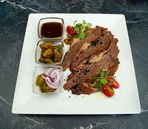 Брискет с битыми огурцами, соусом BBQ, ялтинским луком и перцем халапеньо