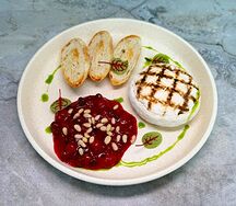 Камамбер с соусом из красных ягод, кедровыми орехами и крутонами