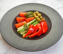 Свеженарезанные овощи и маринованные оливки