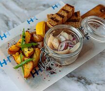 Сельдь с картофелем, гренками и луком