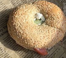 Бейгл с красной рыбой