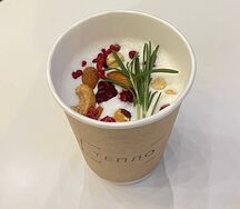 Овсяная каша с малиной и орехами