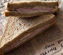 Сэндвич с индейкой и маринованными огурцами