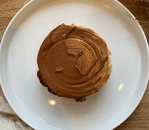 Крунат с соленой карамелью и орехом пекан