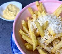 Трюфельный фри с пармезаном и соусом айоли 