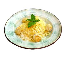 Спагетти с куриными митболами в сливочном соусе