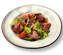 Салат с ростбифом и соусом песто