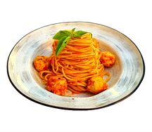 Спагетти с куриными митболами в томатном соусе