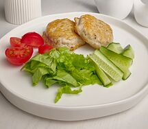 Куриные котлетки c огурчиком и помидорками