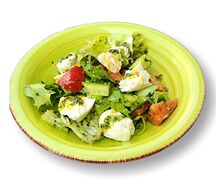 Овощной салат с моцареллой и соусом песто