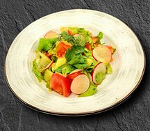 Салат из овощей с авторской заправкой