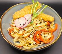 Удон с куриными стрипсами