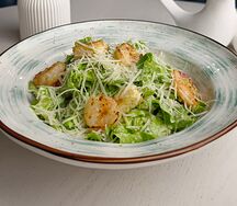 Салат Цезарь с креветками