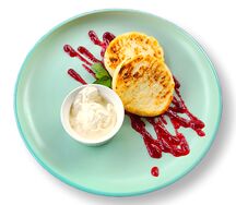 Сырники со сметаной и фруктовым пюре