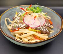 Удон с говядиной в соусе свит чили