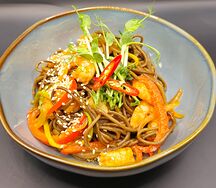 Соба с креветками в соусе кимчи