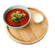 Борщ с говядиной, сметаной и черной булочкой