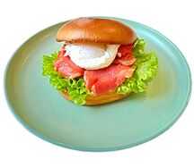 Бриошь с лососем, авокадо и яйцом пашот