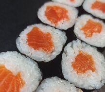 Ролл с лососем