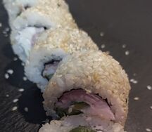 Ролл Бекон в кунжуте