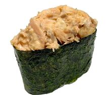 Гункан с жареным лососем