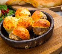 Шапочки из шампиньонов с сыром сулугуни 