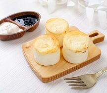 Сырники нежные с топленой сметаной и джемом из черники