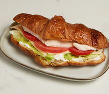 Круассан с курицей Цезарь