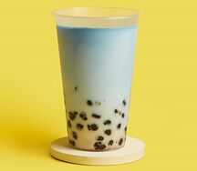 Бабл-ти с голубой матчей и манго