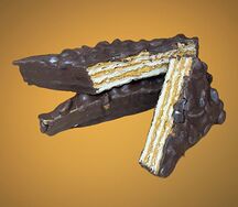 Вафля Карамель с арахисом и изюмом в молочном шоколаде