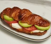 Круассан с авокадо и моцареллой