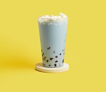 Бабл-ти с голубой матчей, тапиокой и маршмеллоу