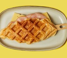 Вафля с ветчиной и сыром на палочке