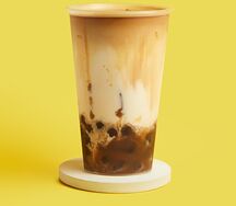 Бабл-ти с кофе, тростниковым сиропом и тапиокой