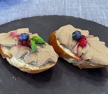 Брускетта с куриной печенью