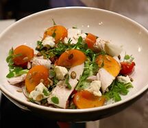 Салат с индейкой хурмой и горгонзолой