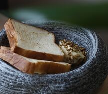 Рисовая бриошь с копченым маслом