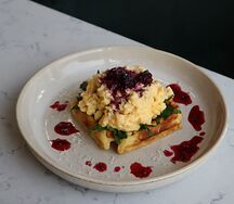 Тост со скрэмблом и ежевикой