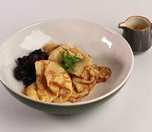 Блины с лесными грибами и сливочным соусом