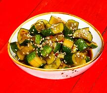Салат с битыми хрустящими огурцами