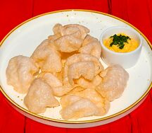Креветочные чипсы с соусом спайси