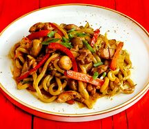 Домашний Удон в Сайгонском карри с цыпленком и овощами