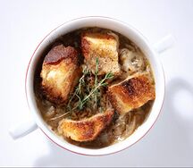 Луковый суп с гренками