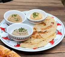 Куриный паштет, рыбный рийет, хумус с пшеничной лепёшкой